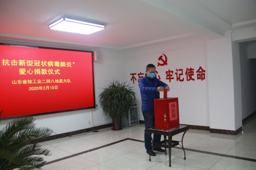 大队领导带头捐款.jpg